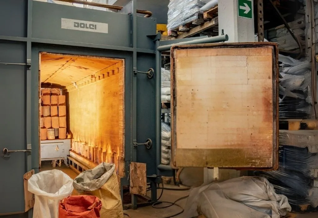 Forno industriale aperto e acceso per la cottura delle terre bruciate Dolci Colori