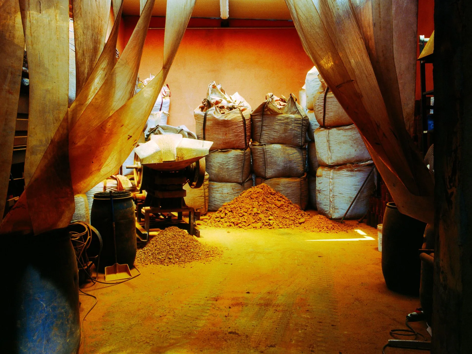 Sacchi di terra di Siena nella fabbrica di Dolci Colori